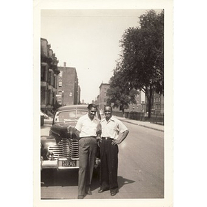 Laymon Hunter poses with a visitor from Illinois