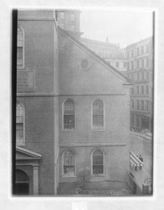Old South Meeting House, crack in Washington St. face, Boston, Mass., May 5, 1913