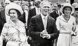 [Queen Elizabeth II, Mayor Kevin White, and Kathryn White walking in a parade]