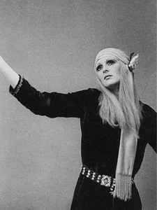 Candy Darling posing in headpiece (2)