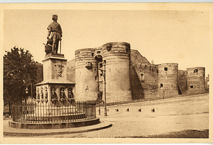 Postcard: Angers - La Statue du Roi Rene et le Chateau