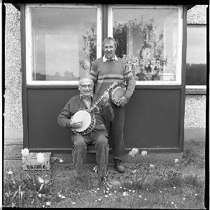 Willie Redmond, banjo player, his son Sean Redmond, former All-Ireland champion banjo player, and other family members