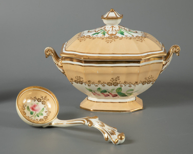 Sauce tureen and cover