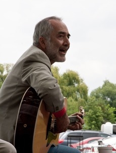 Raffi playing acoustic guitar and singing for the fun of it at the Clearwater Festival