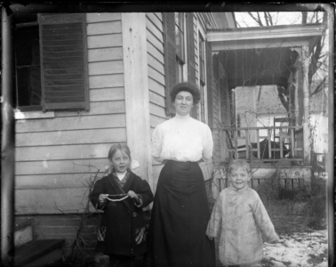 Mrs. Roy Messer and Children
