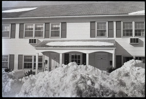 Millers Falls: heavy snow in front of an apartment house