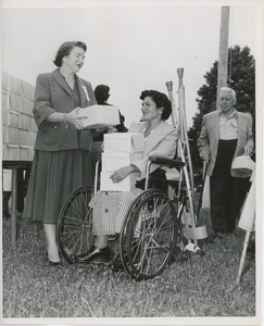 Joyce Browno receiving boxes of lunch