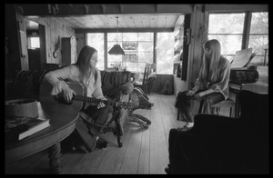 Judy Collins with guitar and Joni Mitchell, in Mitchell's house in Laurel Canyon