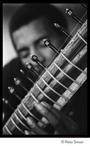 Richie Havens playing the sitar: close-up