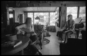 Judy Collins with guitar and Joni Mitchell, in Mitchell's house in Laurel Canyon