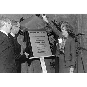 George and Lorraine Snell unveil the Snell Library dedication plaque