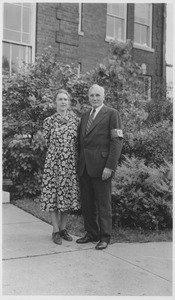 Unidentified man and woman from the class of 1905 standing outside Draper Hall