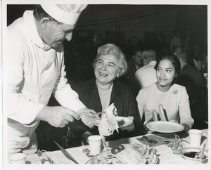 Chef serving turkey to Frances Bean and Sandra Santana