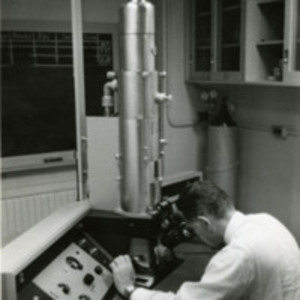 Don W. Fawcett at the electron microscope