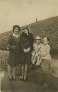 Mother, grandmother, and sister with Lynne Blanchard