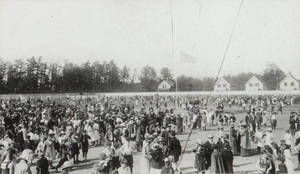 Crowd at Municipal Field Day (1916)