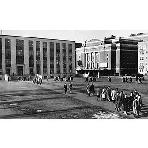 Students cross the quadrangle to Richards Hall