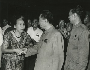 Shirley Graham Du Bois shaking hands with Zhou Enlai