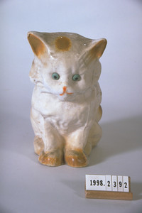 Paper cat figurine