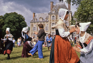 Native dancers at the Forbes balloon meet