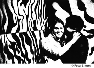 Young man kissing a woman in front of psychedelic wall ' (solarized)
