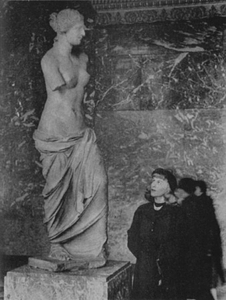 Roberta Cowell at the Louvre in Paris, Viewing the Venus de Milo (1954)
