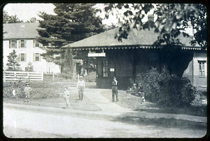 Pleasant Hills Station, Adams Avenue