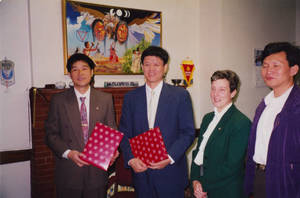Visitors from Sun Yat-sen holding gifts (1997)