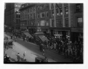 Crowd near the Tremont St. coops, with a team of horses on the left side, Boston, Mass., November 22, 1913