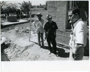 David Entin talks with men at construction site
