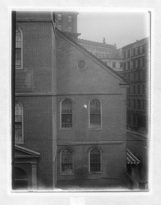 Old South Meeting House, crack in Washington St. face, Boston, Mass., May 5, 1913
