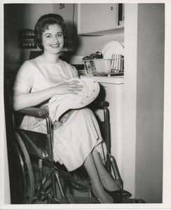 June Trietsch Arzt in wheelchair drying dishes