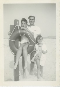 Paul Kahn with his father David and sister Sharon at the beach