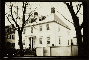 Exterior view of an unidentified mansion, Middle Street, Portsmouth, N.H., 1915