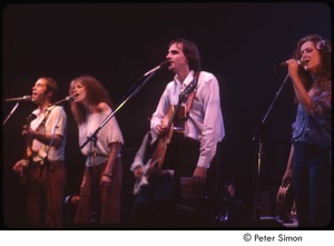 MUSE concert and rally: (from left) John Hall, Carly Simon, Will McFarlane, James Taylor, and Bonnie Raitt performing
