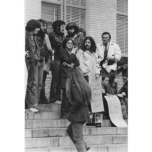 Students on steps protesting Vietnam War