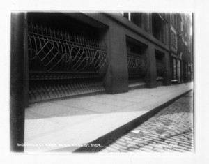 Sidewalk at Ames Building Washington St. side, sec.7, Boston, Mass., May 20, 1905