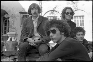 The Velvet Underground: (l.-r.) Sterling Morrison, Maureen Tucker, Lou Reed, and Doug Yule posing in a circle garden