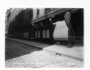 Sidewalk corner Winter and Washington Street, Tuttle's Shoe Store, 435 Washington Street, Boston, Mass., November 1904
