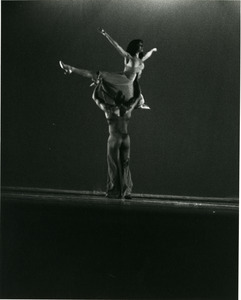 Luxuriation: Richard Jones lifting dancer