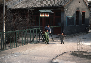 Kindergarterners fooling around (Peking)