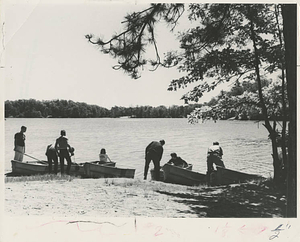Campers getting in boats at Freshman Camp