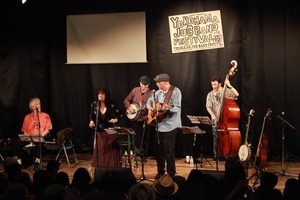 Jim Kweskin Jug Band performing in Japan: L. to r.: Richard Greene, Maria Muldaur, Bill Keith, Jim Kweskin, unidentified