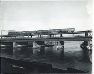 Six car train on Charlestown High Bridge