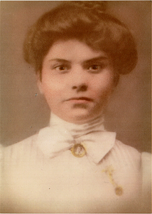 Anna Souza Rose portrait