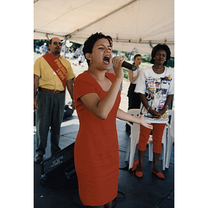 A woman sings for an audience at the Festival Puertorriqueño