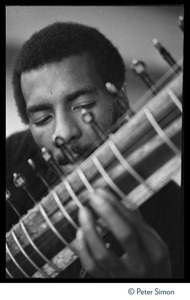 Richie Havens playing the sitar: close-up