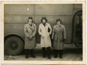 American Red Cross workers in front of the Clubmobile 'Vermont'