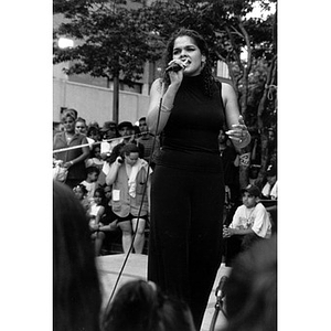 Female singer performing on the outdoor stage at Festival Betances.