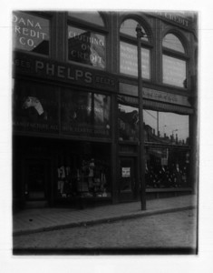 Sidewalk in front of Phelps clothing store, 156 Washington Street, Boston, Mass., ca. 1905